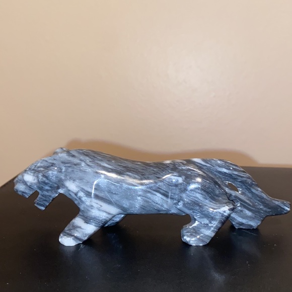 Weighted lion structure decor piece - Picture 2 of 3